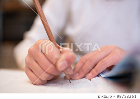 自宅で勉強をする子供の手元 98753261