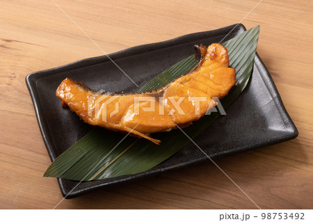 目鯛(めだい)　昆布醤油漬けのグリル 98753492