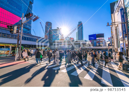 日本の東京都市景観 寒波過去最強クラス通過一夜明け。多くの人出、長い影が…＝1月25日、宮益坂下 98753545