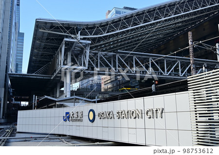 在来線・大阪駅の外観とホーム 98753612