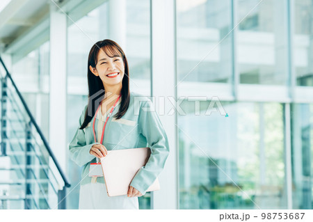 オフィスの若いエンジニアの女性 オフィスの若いエンジニアの女性 98753687