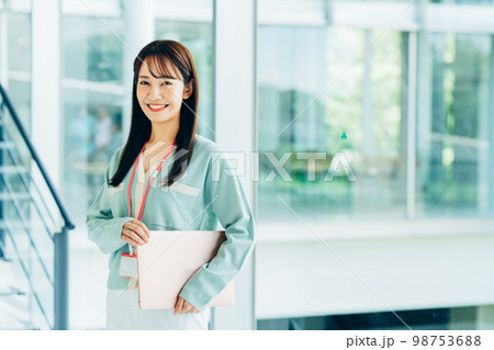 オフィスの若いエンジニアの女性 98753688
