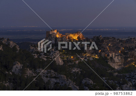 Medieval castle and village, Les Baux-de-Provence, Alpilles mountains, Provence, France 98753862