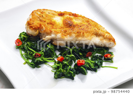 roasted duck breast served with salad of spinach leaves and chilli pepper 98754440