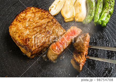 高級和牛ステーキ Japanese beef high quality steak 高級和牛ステーキ Japanese beef high quality steak 98754708