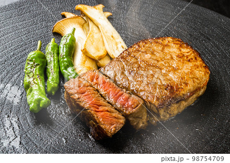 高級和牛ステーキ Japanese beef high quality steak 98754709