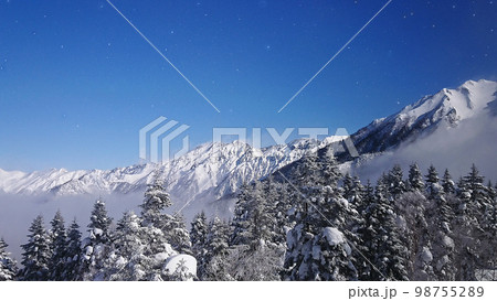 雪におおわれた山と森　冬の山脈 98755289