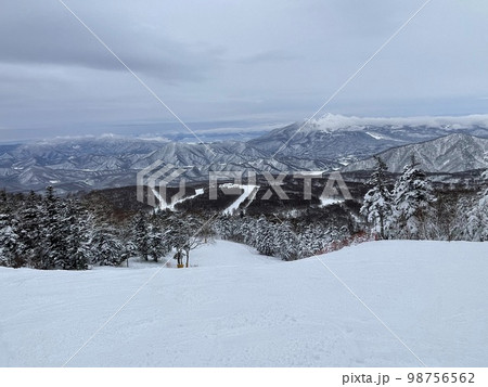 2023年1月の福島県のグランデコスノーリゾートのコース上部からの景色 98756562