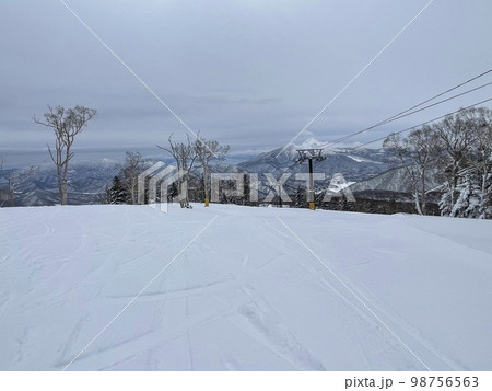 2023年1月の福島県のグランデコスノーリゾートのコース上部からの景色 2023年1月の福島県のグランデコスノーリゾートのコース上部からの景色 98756563