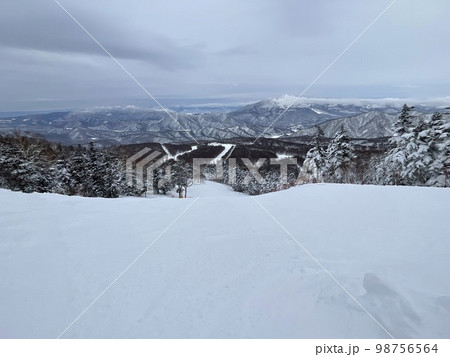 2023年1月の福島県のグランデコスノーリゾートのコース上部からの景色 98756564