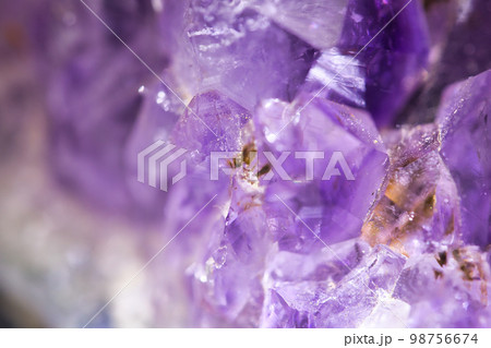 紫色に光り輝く美しいアメジストの原石 98756674