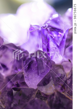 紫色に光り輝く美しいアメジストの原石 98756675