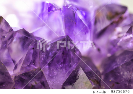 紫色に光り輝く美しいアメジストの原石 98756676