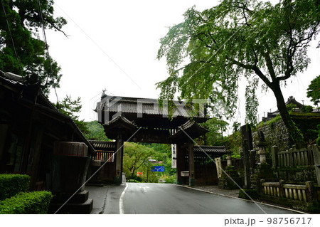 身延山久遠寺　総門（山梨県） 98756717