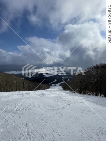 2023年1月の福島県の猪苗代スキー場からの景色 98756921