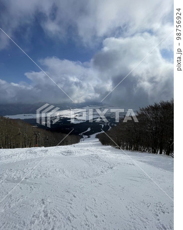 2023年1月の福島県の猪苗代スキー場からの景色 98756924