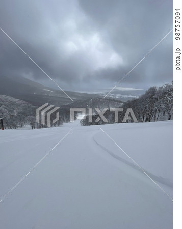 2023年1月の福島県のアルツ磐梯スキー場のリフトの動かなくなった非圧雪コース 2023年1月の福島県のアルツ磐梯スキー場のリフトの動かなくなった非圧雪コース 98757094