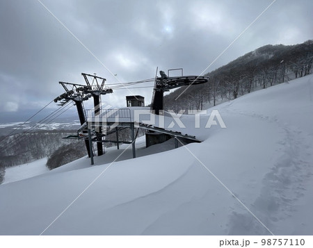2023年1月の福島県のアルツ磐梯スキー場のリフトの動かなくなった非圧雪コース 2023年1月の福島県のアルツ磐梯スキー場のリフトの動かなくなった非圧雪コース 98757110