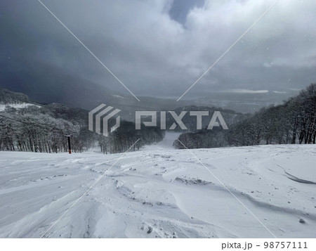 2023年1月の福島県のアルツ磐梯スキー場のリフトの動かなくなった非圧雪コース 2023年1月の福島県のアルツ磐梯スキー場のリフトの動かなくなった非圧雪コース 98757111
