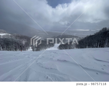 2023年1月の福島県のアルツ磐梯スキー場のリフトの動かなくなった非圧雪コース 2023年1月の福島県のアルツ磐梯スキー場のリフトの動かなくなった非圧雪コース 98757118