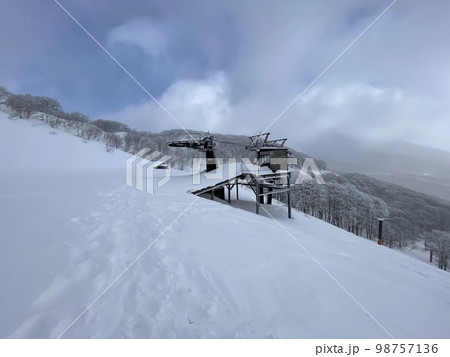 2023年1月の福島県のアルツ磐梯スキー場のリフトの動かなくなった非圧雪コース 98757136