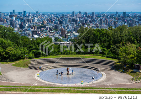 札幌市旭山記念公園で遊ぶ子たち_4027. 98761213
