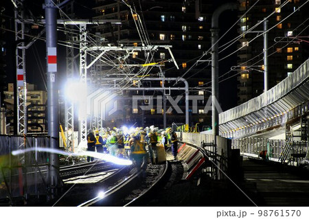 深夜の激闘!!『開かずの踏切』解消へ… 高架化工事に伴う線路切替の夜間工事 深夜の激闘!!『開かずの踏切』解消へ… 高架化工事に伴う線路切替の夜間工事 98761570
