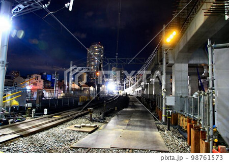 深夜の激闘!!『開かずの踏切』解消へ… 高架化工事に伴う線路切替の夜間工事 98761573