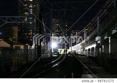 深夜の激闘!!『開かずの踏切』解消へ… 高架化工事に伴う線路切替の夜間工事 98761575