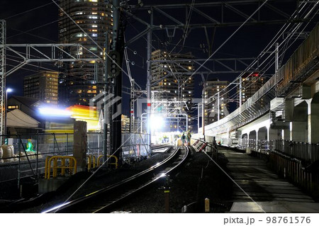 深夜の激闘!!『開かずの踏切』解消へ… 高架化工事に伴う線路切替の夜間工事 98761576