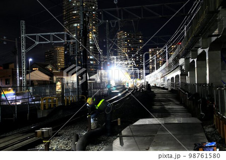 深夜の激闘!!『開かずの踏切』解消へ… 高架化工事に伴う線路切替の夜間工事 98761580