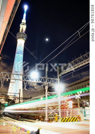 明治時代から走り続けた鉄路…最後の夜『開かずの踏切』解消・高架化工事へ　線路切替前の最終列車 98761808