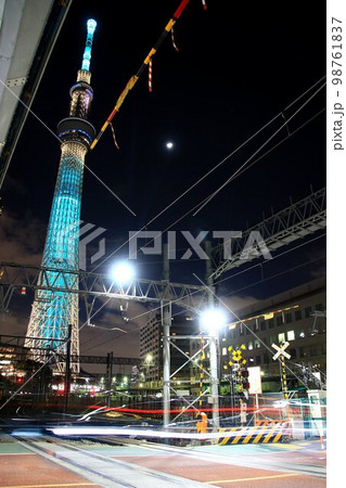 光り輝く電波塔と歴史ある踏切…　高架化工事を控え最後の夜『開かずの踏切』解消へ　 98761837