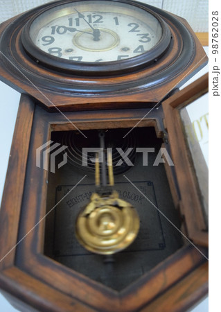 ゼンマイ式の古い壁掛け時計の写真素材 [98762028] - PIXTA