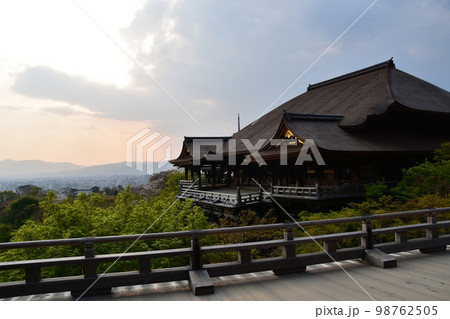 日本の京都　春の清水寺　清水の舞台と呼ばれる本堂　美しい夕日と街並み　斜光で黄金色に輝く建物と新緑 98762505
