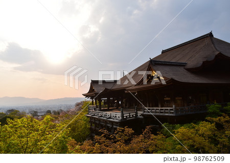 日本の京都　春の清水寺　清水の舞台と呼ばれる本堂　美しい夕日と街並み　斜光で黄金色に輝く建物と新緑 98762509