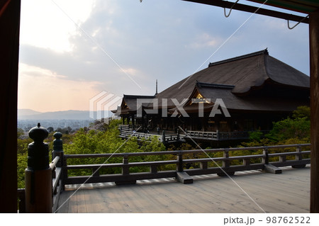 日本の京都 春の清水寺 清水の舞台と呼ばれる国宝の本堂 夕暮れの街並みと桜と新緑 奥の院からの展望 日本の京都 春の清水寺 清水の舞台と呼ばれる国宝の本堂 夕暮れの街並みと桜と新緑 奥の院からの展望 98762522