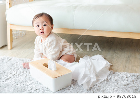 赤ちゃんのいたずら　ティッシュペーパーを出し散らかす 98763018