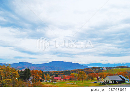 長野県の山並みと秋の風景 98763065
