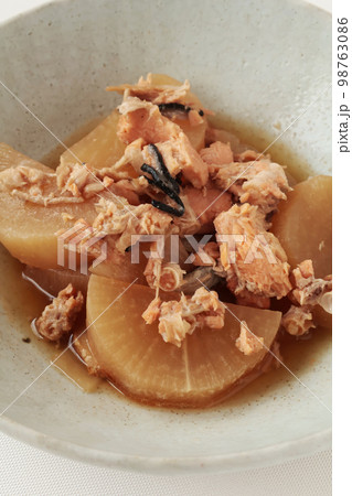 さけ中骨水煮缶と大根の煮物（手料理） 98763086