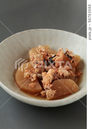 さけ中骨水煮缶と大根の煮物(手料理) さけ中骨水煮缶と大根の煮物(手料理) 98763088