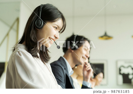 ヘッドセットをつけて働く人々 98763185