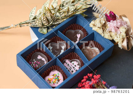 バレンタイン・ホワイトデーのチョコレートイメージ 98763201