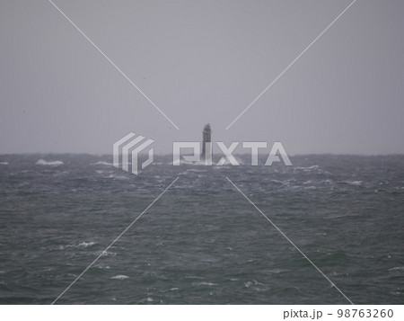 納沙布岬から見える真冬の貝殻島灯台 98763260