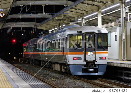 【JR東海】夜の東海道本線静岡駅 373系「ホームライナー静岡」 98763425