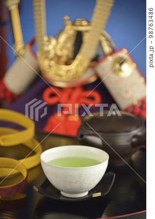 五月人形と緑茶 98763486