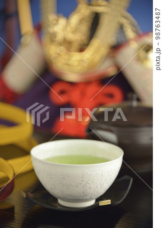 五月人形と緑茶 98763487