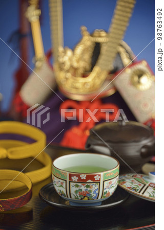 五月人形と緑茶 98763492