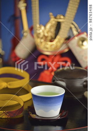五月人形と緑茶 98763498