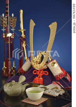 五月人形と緑茶 98763499